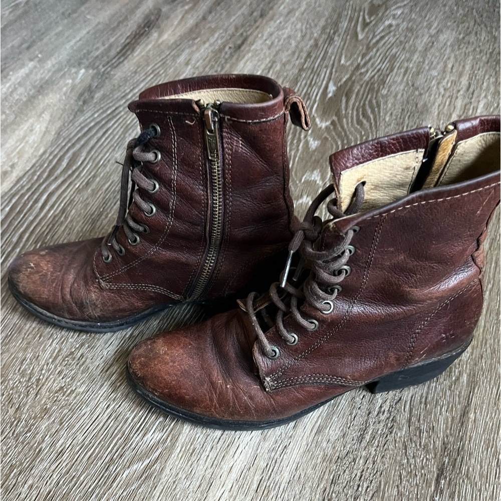 Frye size 6 1/2  Carson boot - Picture 6 of 10
